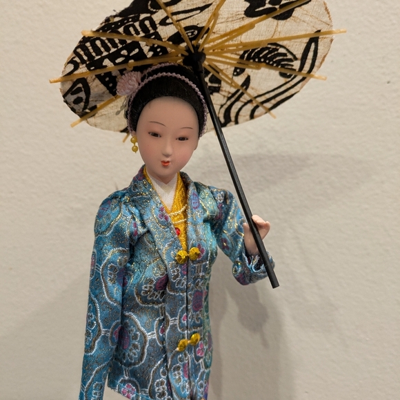 Elegant Asian-Inspired Figurine with Parasol - Picture 4 of 9